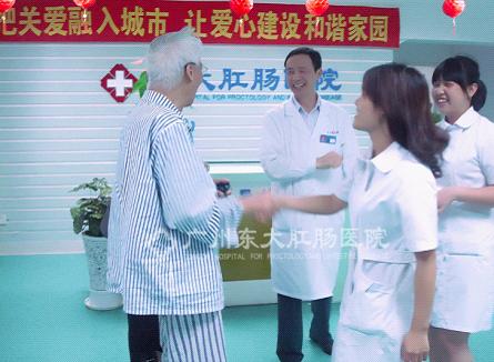 患者石白术后与主治医生肖祥斌主任及医务人员亲切交谈